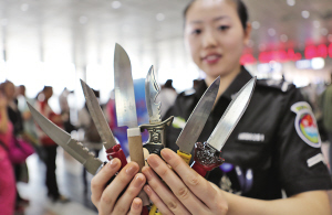 哈爾濱太平國(guó)際機(jī)場(chǎng)HI-PE金屬安檢門(mén)攔截電擊器199件[圖]