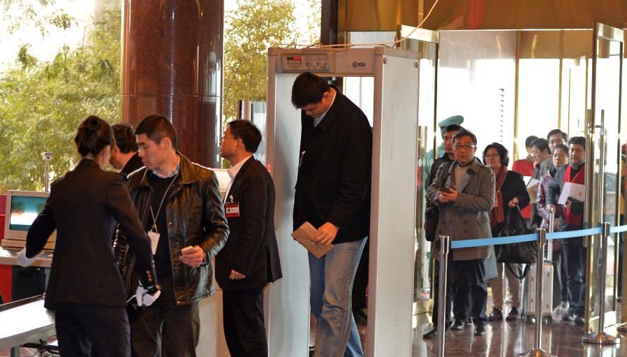 政協會議采用HI-PE型號安檢門 姚明低頭過安檢圖