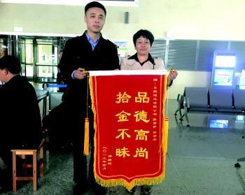 車站安檢門檢測很重要：女士將包遺落車站日照車站安檢處！