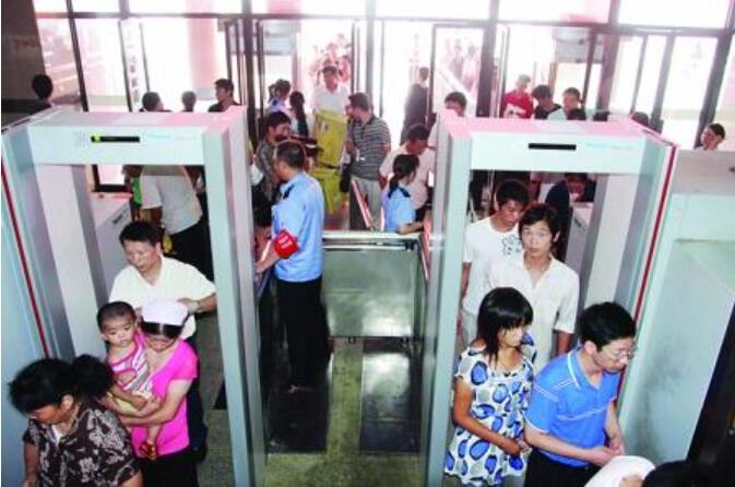 粗心旅客過唐山火車站安檢門通道遺落萬元現金背包[圖]