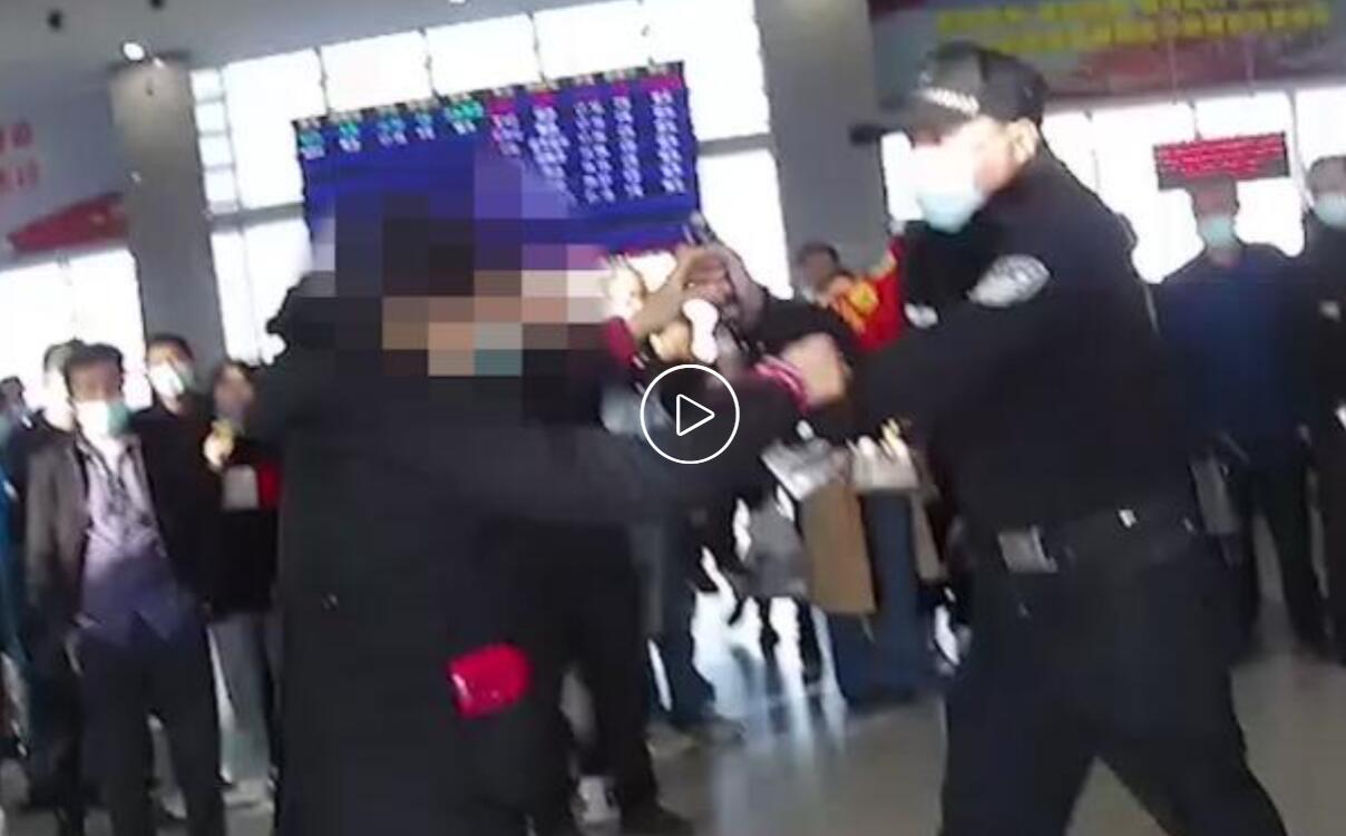 江蘇昆山火車站安檢門檢測發現女子攜帶違禁刀具[圖]